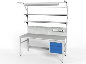 Stół roboczy z regulacją wysokości, dwiema półkami, ścianką i oświetleniem