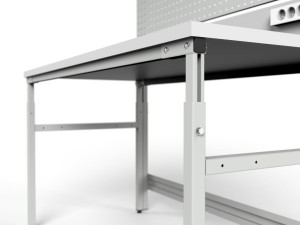 Stół roboczy z regulacją wysokości, centralnym oświetleniem, tylną ścianką, ścianką perforowaną