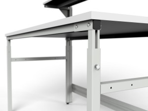 Stół roboczy z regulacją wysokości, dwiema półkami, ścianką i oświetleniem szczegóły