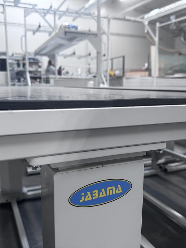 Kolumna podnosząca JABAMA pod ramą stołu z regulacją elektryczną, hala produkcyjna w Chrośli